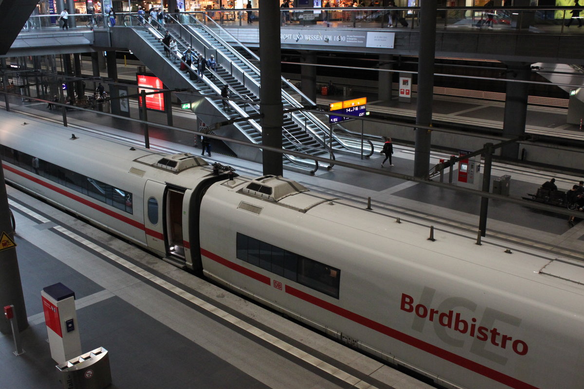 Seltenes Bild im Berliner Hauptbahnhof. Ein ICE3 steht im Tiefbahnhof als ICE der Linie 10 Berlin - NRW, wo sonst der ICE2 vorherrscht. Aufnahmedatum: 02.08.2016