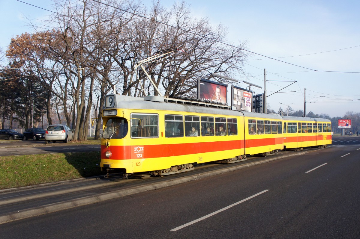 Serbien / Straßenbahn Belgrad / Tram Beograd: Duewag GT6 (Be 4/6) - Wagen 123 (ehemals BLT Baselland Transport AG - Basel) sowie Beiwagen B4 FFA/SWP - Wagennummer 1444 (ehemals BLT Baselland Transport AG - Basel) der GSP Belgrad, aufgenommen im Januar 2016 in der Nähe der Haltestelle  Blok 21  in Belgrad.