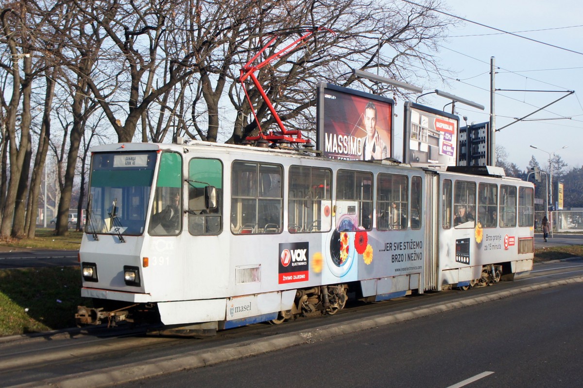 Serbien / Straßenbahn Belgrad / Tram Beograd: Tatra KT4YU - Wagen 391 der GSP Belgrad, aufgenommen im Januar 2016 in der Nähe der Haltestelle  Blok 21  in Belgrad.
