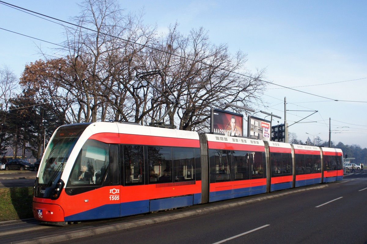 Serbien / Straßenbahn Belgrad / Tram Beograd: CAF Urbos 3 - Wagen 1505 der GSP Belgrad, aufgenommen im Januar 2016 in der Nähe der Haltestelle  Blok 21  in Belgrad.