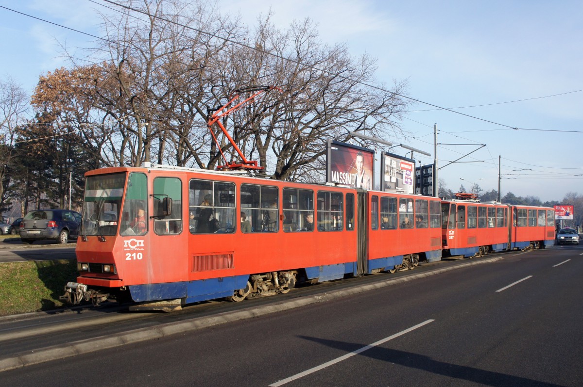 Serbien / Straßenbahn Belgrad / Tram Beograd: Tatra KT4YU-M - Wagen 210 sowie Tatra KT4YU-M - Wagen 287 der GSP Belgrad, aufgenommen im Januar 2016 in der Nähe der Haltestelle  Blok 21  in Belgrad.