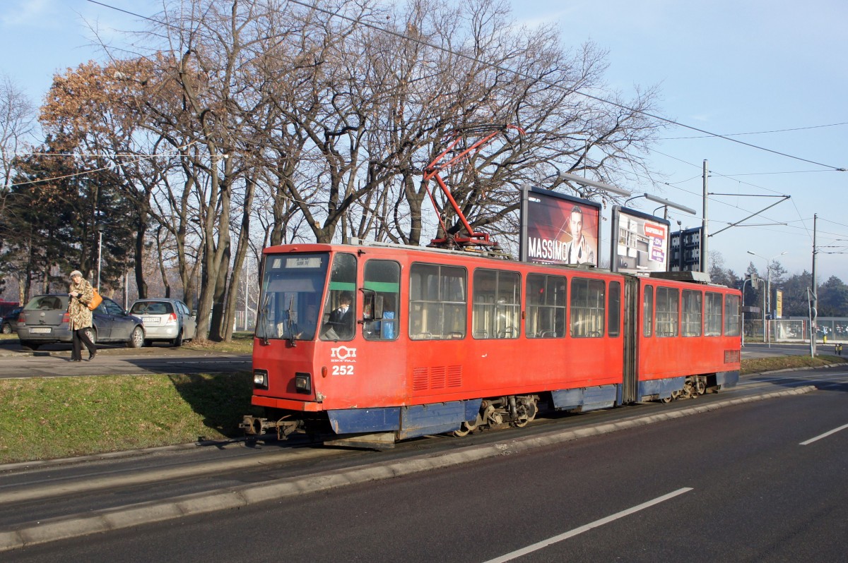 Serbien / Straßenbahn Belgrad / Tram Beograd: Tatra KT4YU - Wagen 252 der GSP Belgrad, aufgenommen im Januar 2016 in der Nähe der Haltestelle  Blok 21  in Belgrad.