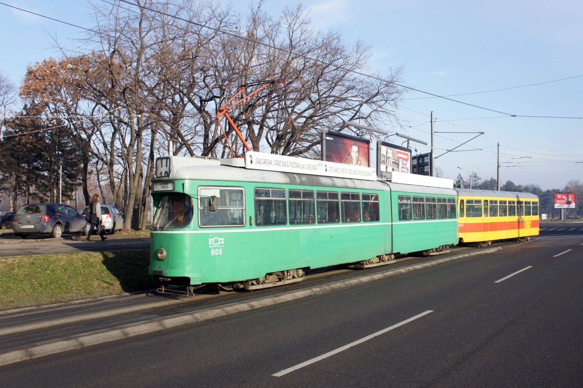Serbien / Straßenbahn Belgrad / Tram Beograd: Duewag GT6 (Be 4/6) - Wagen 605 (ehemals Basler Verkehrs-Betriebe  - BVB Basel) sowie Beiwagen B4 FFA/SWP - Wagennummer 1447 (ehemals BLT Baselland Transport AG - Basel) der GSP Belgrad, aufgenommen im Januar 2016 in der Nähe der Haltestelle  Blok 21  in Belgrad.