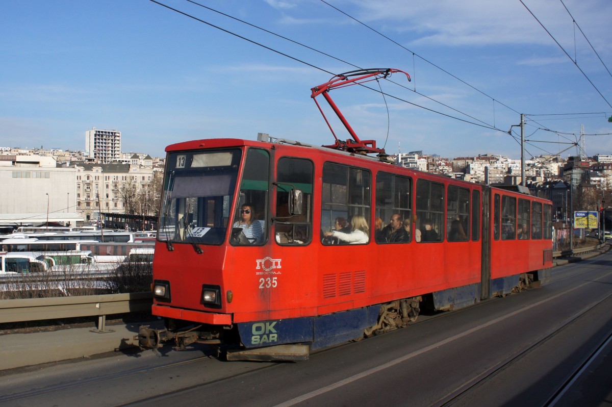 Serbien / Straßenbahn Belgrad / Tram Beograd: Tatra KT4YU - Wagen 235 der GSP Belgrad, aufgenommen im Januar 2016 auf der Brücke über die Save in der Nähe der Haltestelle  Ekonomski fakultet  in Belgrad.