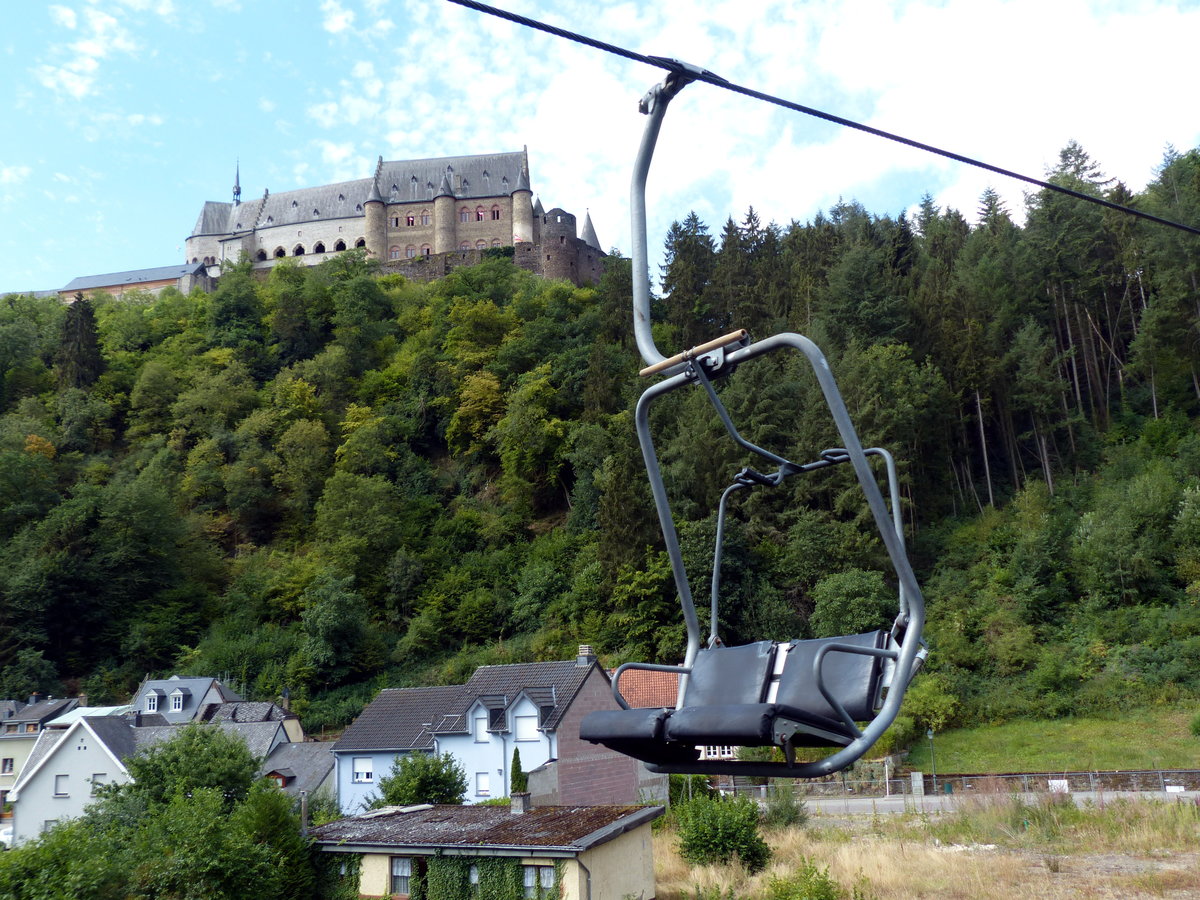 Sessellift Vianden: Der einzige Sessellift Luxemburgs überwindet einen Höhenunterschied von 220 Metern. Er erleichtert den Aufstieg zur Burg Vianden, die im Hintergrund zu sehen ist. 30.7.2018, Vianden