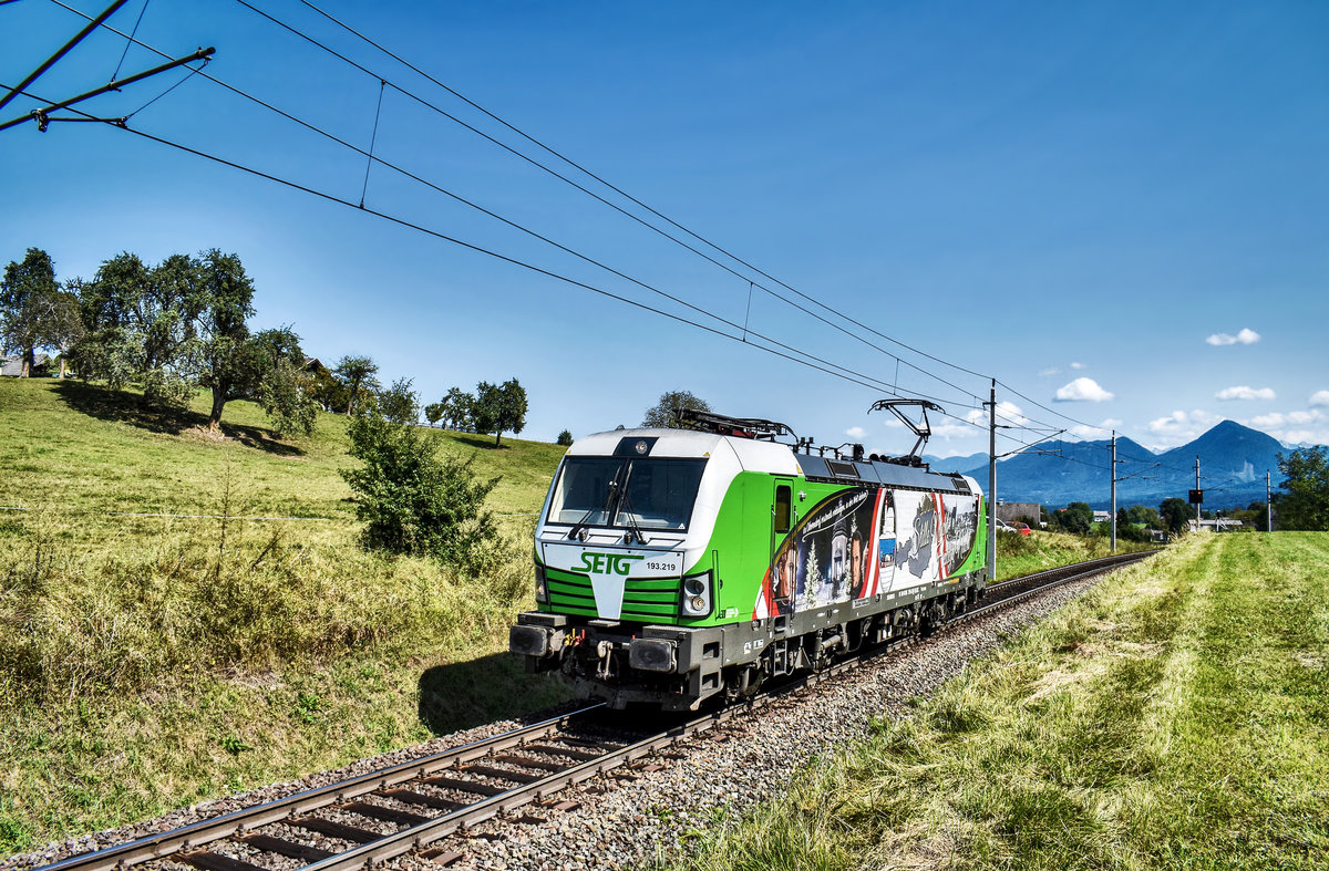 SETG 193 219-3 „Stille Nacht“, fährt als Lokzug, auf der Rückfahrt von Jesenice, bei Schlatten nahe Rosenbach vorüber.
Aufgenommen am 28.8.2018.