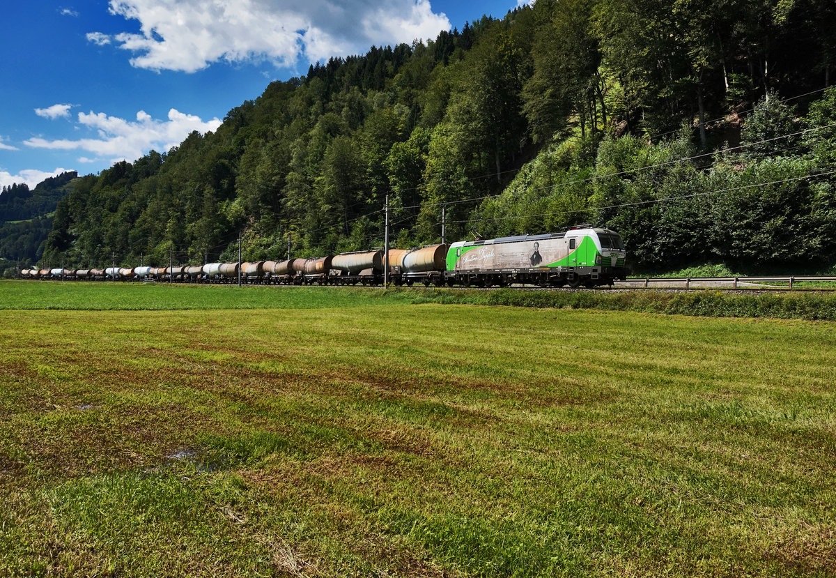 SETG 193 831-5  Christian Doppler  fährt mit einem Kesselwagenzug vom Tauern in Richtung Salzburg, bei Mitterberghütten vorüber.
Aufgenommen am 7.8.2016