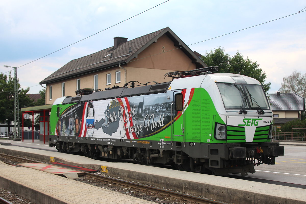 SETG 193.219 anlässlich einer Präsentation im Bahnhof Oberndorf b. Sbg. am 17.6.2018.
Die Lok wurde zum Jubiläum  200 Jahre Stille Nacht  im entsprechenden Design gestaltet.