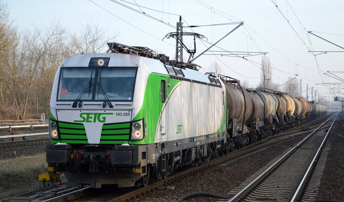 SETG - Salzburger Eisenbahn TransportLogistik GmbH mit der ELL Vectron  193 285  [NVR-Number: 91 80 6193 285-4 D-ELOC] und einem Kesselwagenzzug (Kreideschlamm) am 21.01.19 Bf. Berlin-Hohenschönhausen.