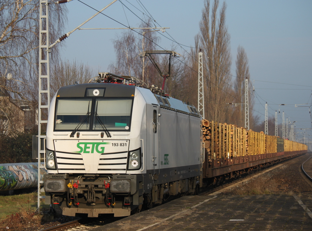 SETG-Vectron 193 831-5 mit Holzzug von Rostock-Bramow nach Stendal-Niedergrne bei der Durchfahrt um 09:27 Uhr im Haltepunkt Rostock-Holbeinplatz.14.02.2015 