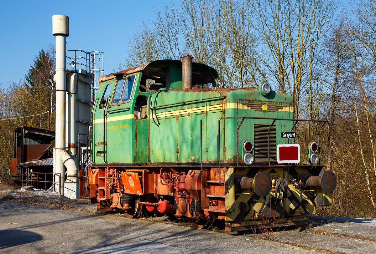 
Sie hat wohl schon bessere Zeiten gesehen....
Die Werkslok  Grevenbrücker Kalkwerke 3  (heute Rheinkalk Grevenbrück GmbH) eine Krauss Maffei M 250 B abgestellt am 27.02.2016 in Lennestadt-Grevenbrück .

Die Lok der Bauart B-dh wurde 1965 unter der Fabriknummer 19275 gebaut und die BWG - Butzbacher Weichenbau Gesellschaft mbH & Co. KG geliefert. 1979 kam sie dann über einen Händler zu den Grevenbrücker Kalkwerke.