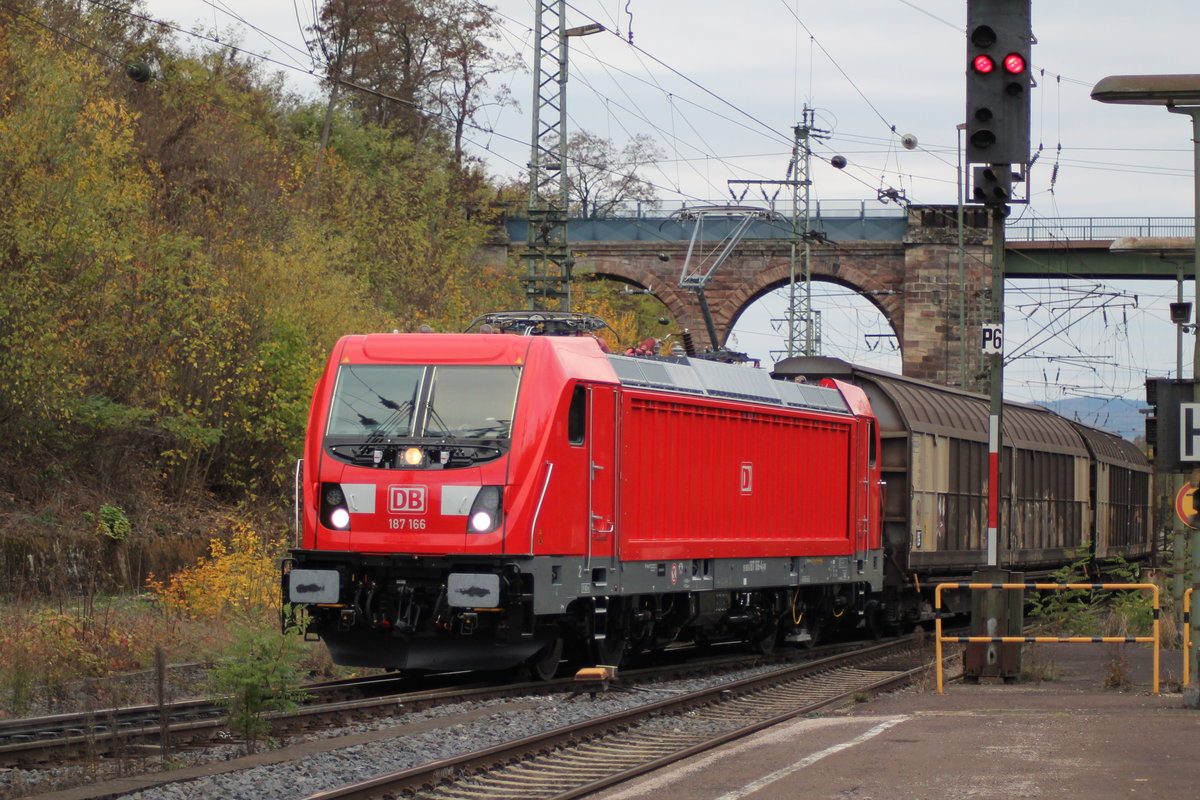 Sie ist noch ganz frisch.. 187 166 am 02.11.2018 mit einem gemischten Güterzug in Eichenberg.