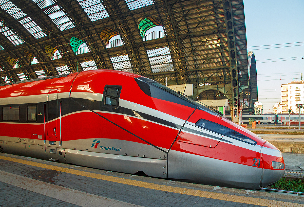 
Sieht er nicht einfach gut und windschnittig aus....
Der ETR 400 besser bekannt auch als  Frecciarossa 1000  

Hier Detail der Zugspitze vom ETR 400.21 der Trenitalia am 29.12.2015 im Bahnhof Milano Centrale (Mailand Zentral).