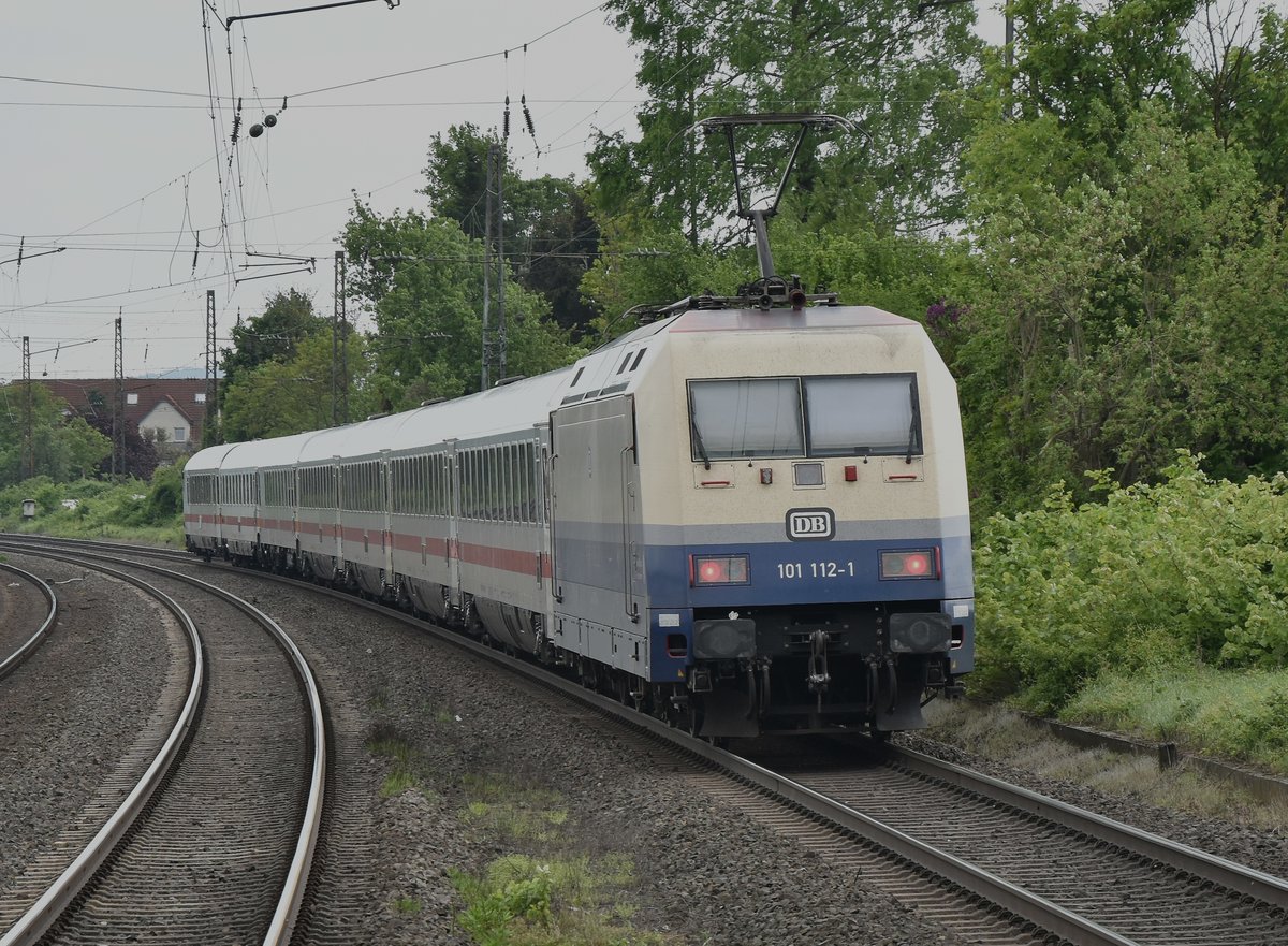 Sieht ja irgendwie bescheuert aus, die 101 112-1 im Rheingoldkleid mit DB-Keks und dann die IC-Wagen in ihrer Standartausführung. Hier ist der Zug bei der Durchfahrt in Roisdorf gen Bonn zu sehen am 1.5.2018