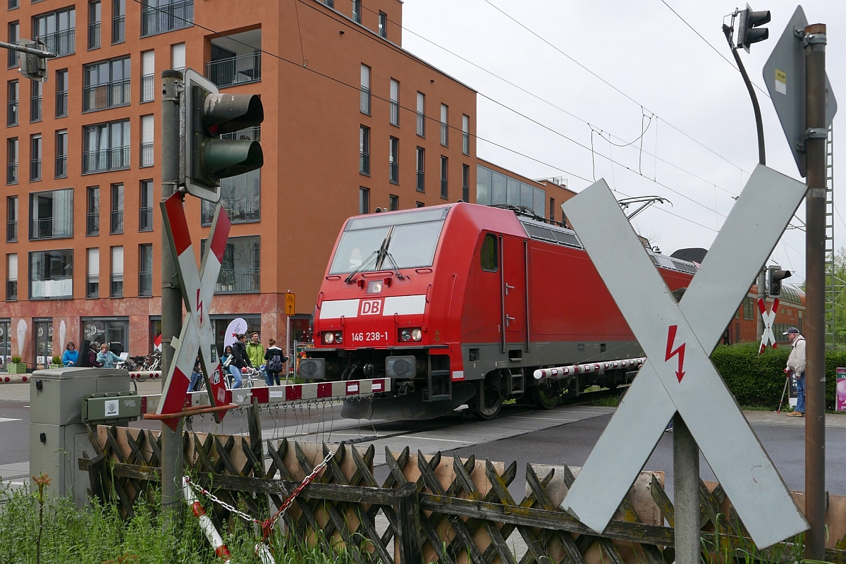 Sieht schon merkwürdig aus - Andreaskreuz ohne die sonst üblichen roten Enden. 146 238-1 mit dem RE 4721, Karlsruhe - Konstanz, am 23.04.2016 auf einem Bahnübergang in Konstanz-Petershausen.