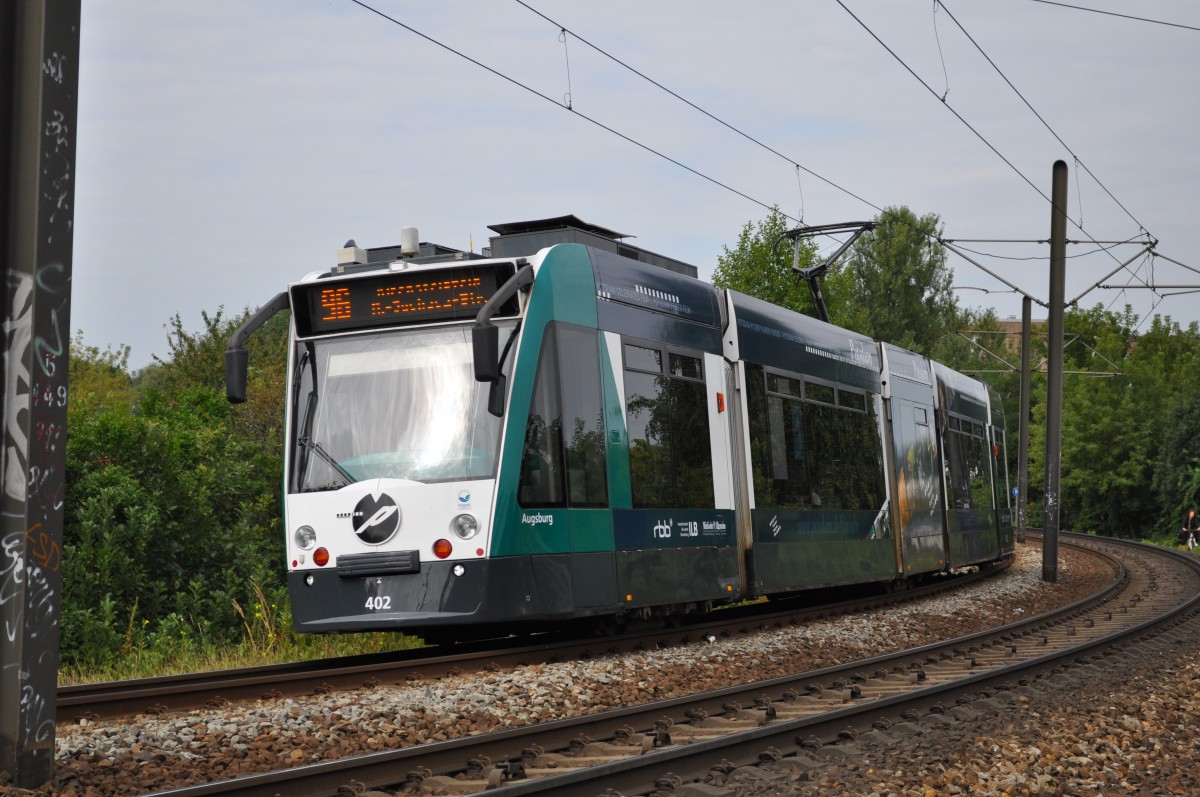 Siemens Combino 402  Augsburg  in Kurvenlage zum Abzweig Betriebshof VIP. Aufgenommen am 21.08.2013 Abzweig Betriebshof VIP + Bisamkiez.