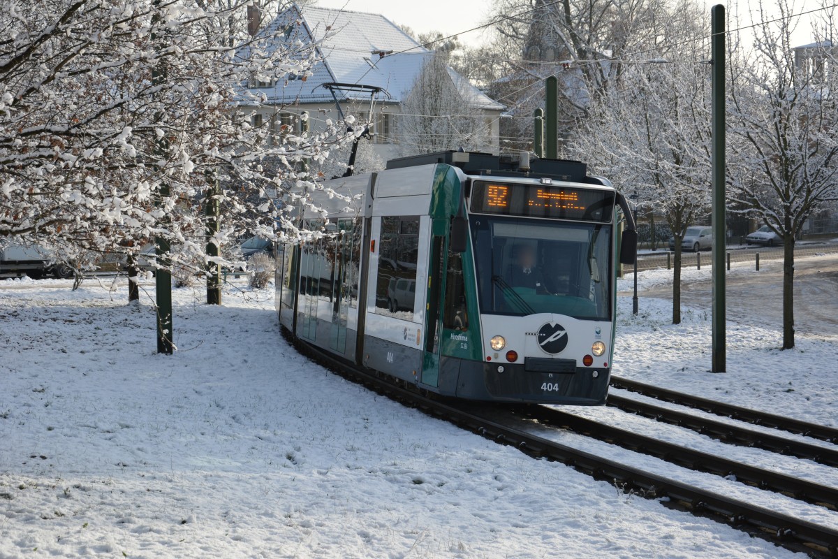 Siemens Combino 404  Hiroshima  fährt am 27.12.2014 auf der Linie 92 nach Bornstedt. Aufgenommen am Kapellenberg.
