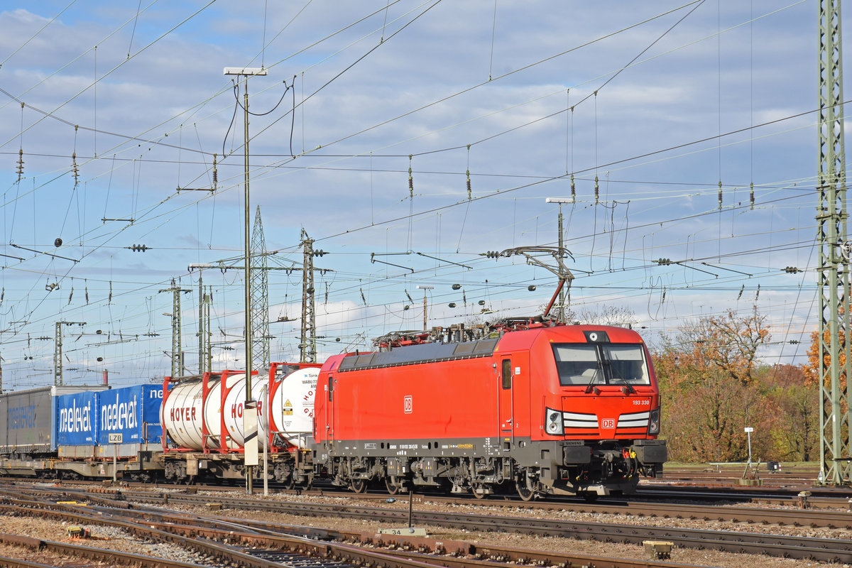 Siemens Vectron 193 330-8 durchfährt den badischen Bahnhof. Die Aufnahme stammt vom 11.11.2018.