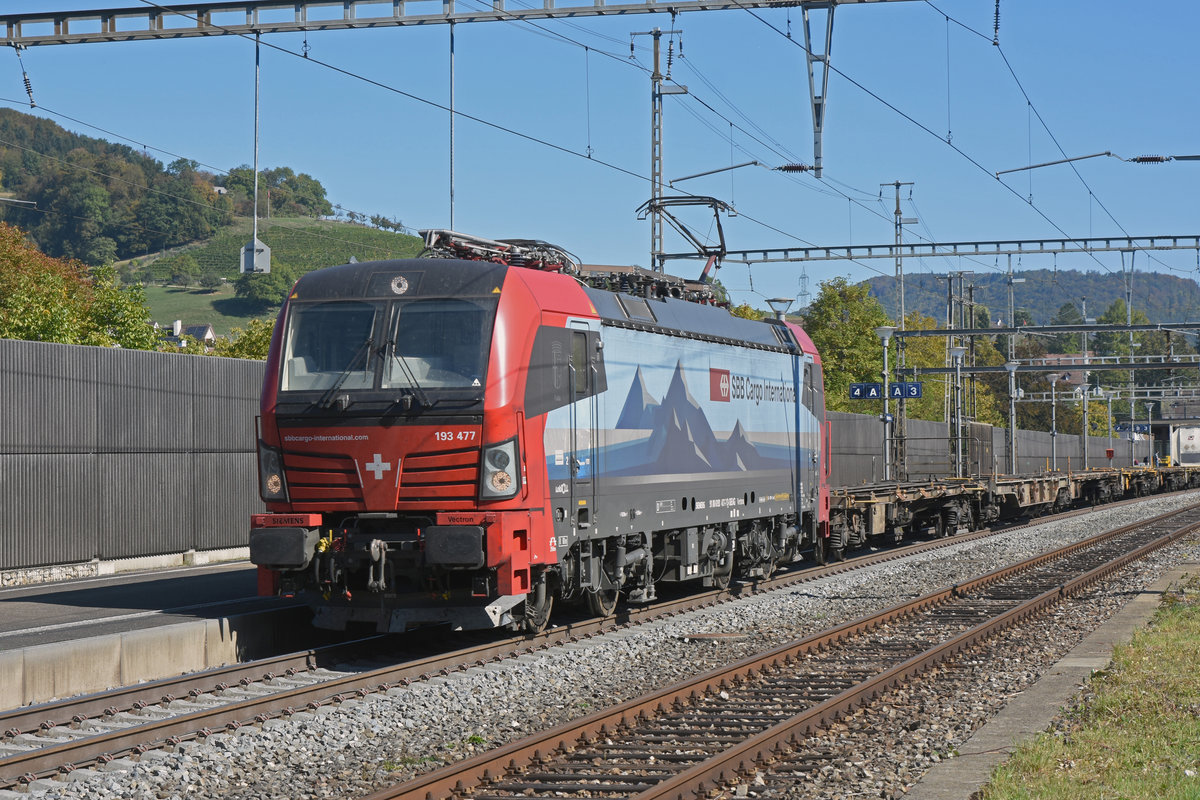 Siemens Vectron 193 477-7 durchfährt den Bahnhof Gelterkinden. Die Aufnahme stammt vom 04.10.2018.