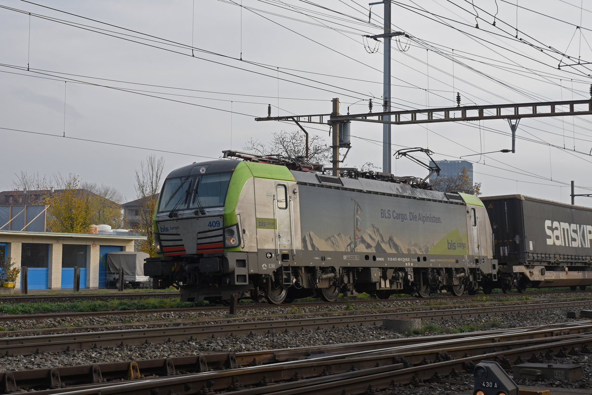 Siemens Vectron 475 409-9 durchfährt den Bahnhof Pratteln. Die Aufnahme stammt vom 09.11.2018.