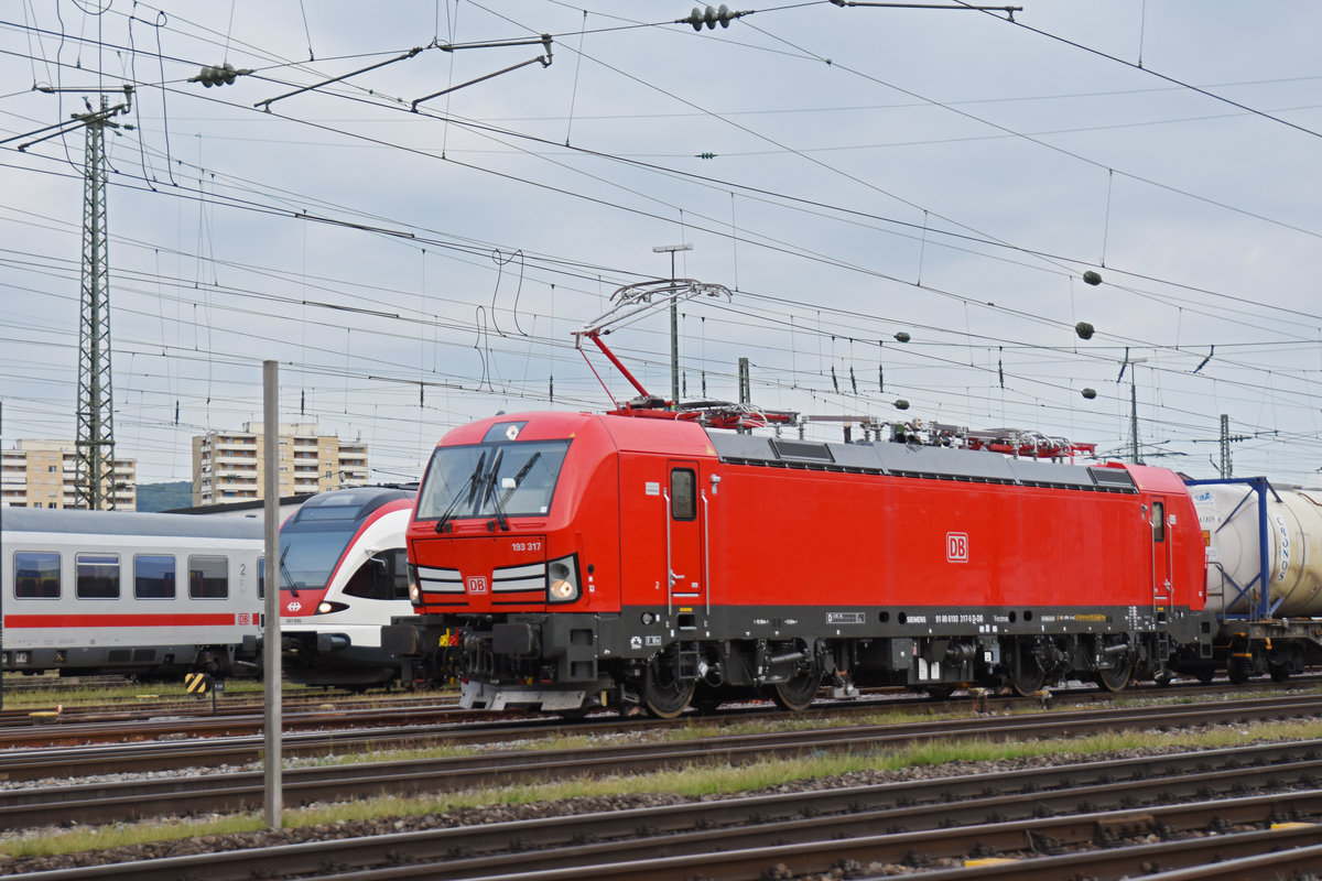 Siemens Vectron der DB 193 317-5 durchfährt den badischen Bahnhof. Die Aufnahme stammt vom 17.08.2018.