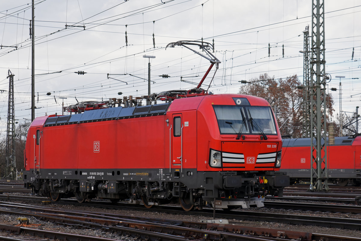 Siemens Vectron der DB 193 339-9 durchfährt den badischen Bahnhof. Die Aufnahme stammt vom 10.12.2018.