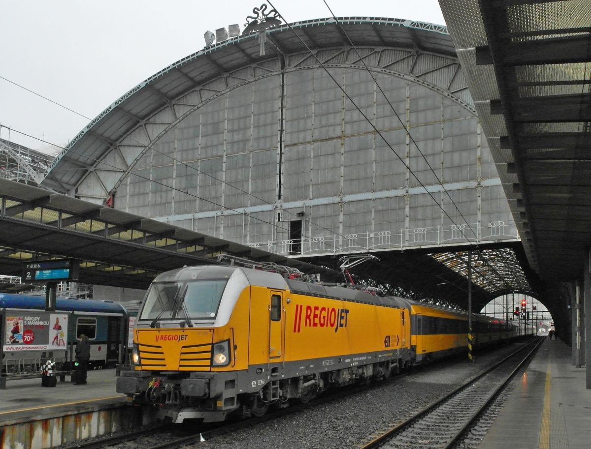 SIEMENS Vectron der EUROPEAN LOCOMOTIVE LEASING (91 80 6193 206-0 D-ELOC) vor dem REGIO JET nach Havířov am 15.11.2015 im Hauptbahnhof von Prag.