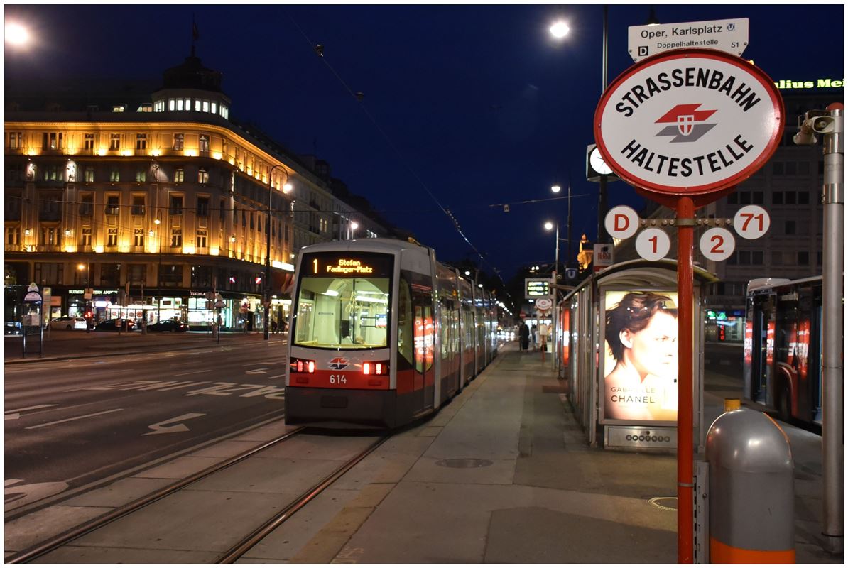 Siemes ULF 614 an der Doppelhaltestelle Oper und Karlsplatz. (13.06.2018)