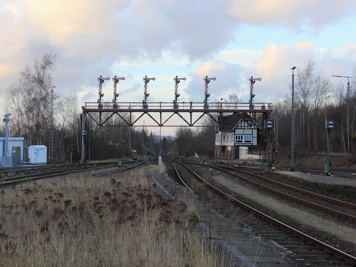 
Signalanlage in Richtung Goslar / Hannover / Viennenburg  im Bereich des (Kopf) Bahnhofes Bad Harzburg  am 23. Dezember 2015.

