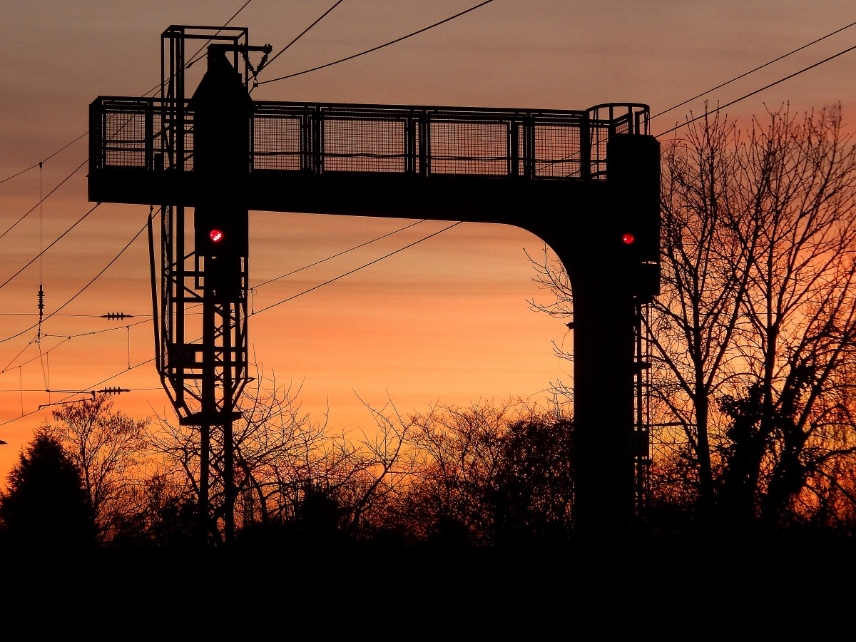 Signalbrücke in Düsseldorf Oberbilk am Morgen des 6.1.15 im noch tief orangen Morgenhimmel.

Oberbilk 06.01.2015