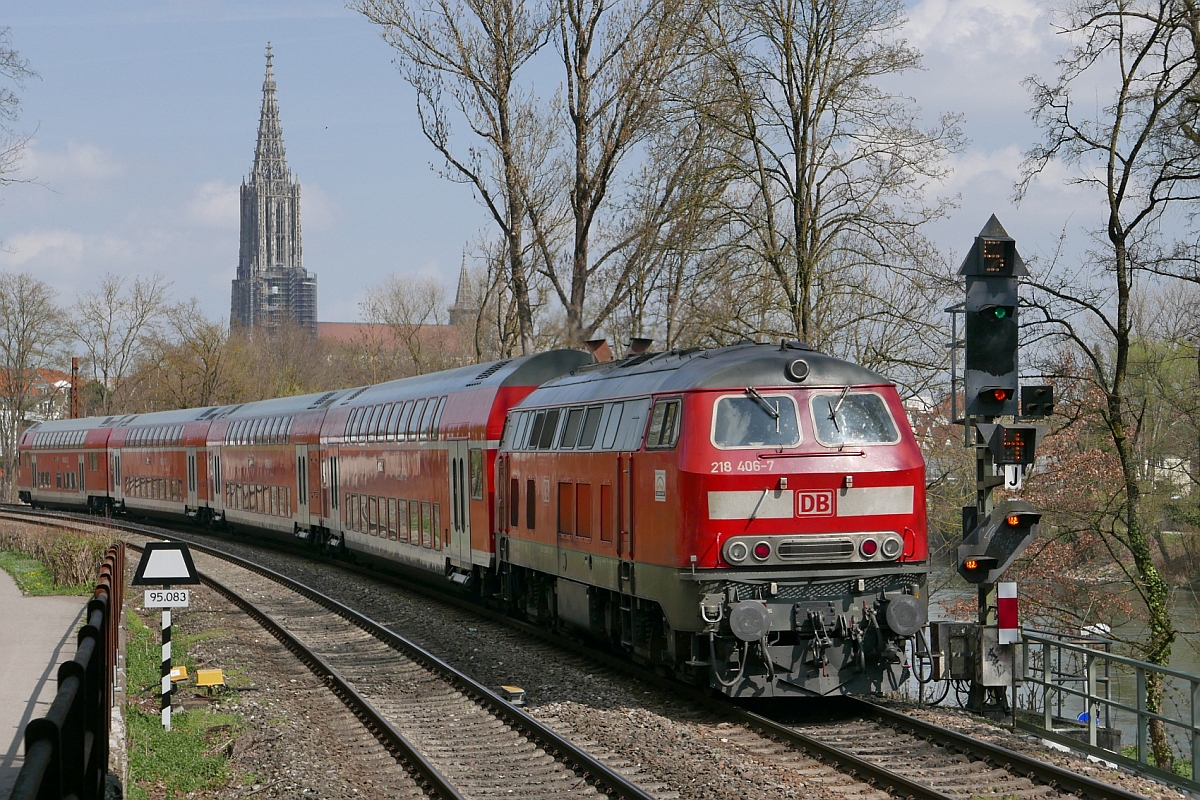 Sind mehr gleichzeitig leuchtende Anzeigen an einem einzelnen Signalmast möglich? 218 406-7 mit dem IRE 4228, Lindau - Stuttgart, hat am 04.04.2016 gerade das Einfahrsignal des Ulmer Hauptbahnhofs passiert.