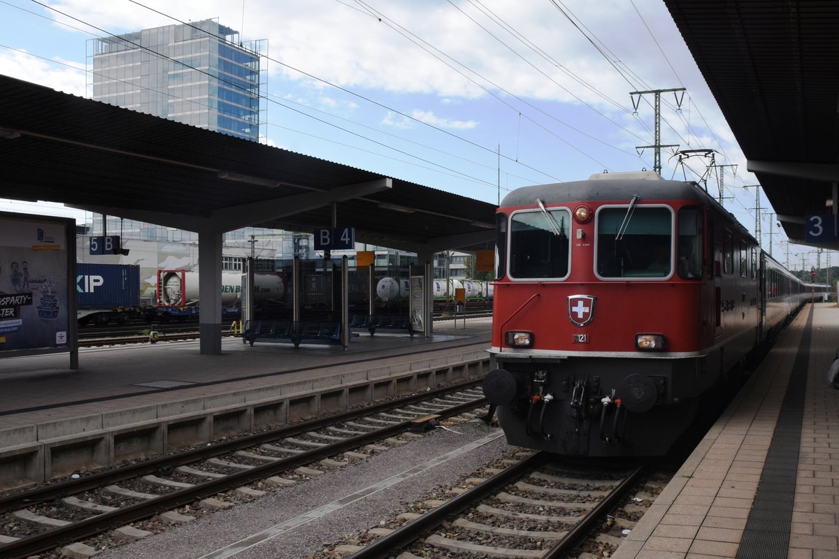 SINGEN/Hohentwiel (Landkreis Konstanz), 16.09.2017, SBB-Lok 11121 als IC 280 von Zürich bei der Einfahrt in den Bahnhof Singen (Hohentwiel); diese Lok wird hier abgekoppelt und durch eine DB-Lok ersetzt und dann geht es weiter nach Stuttgart Hbf