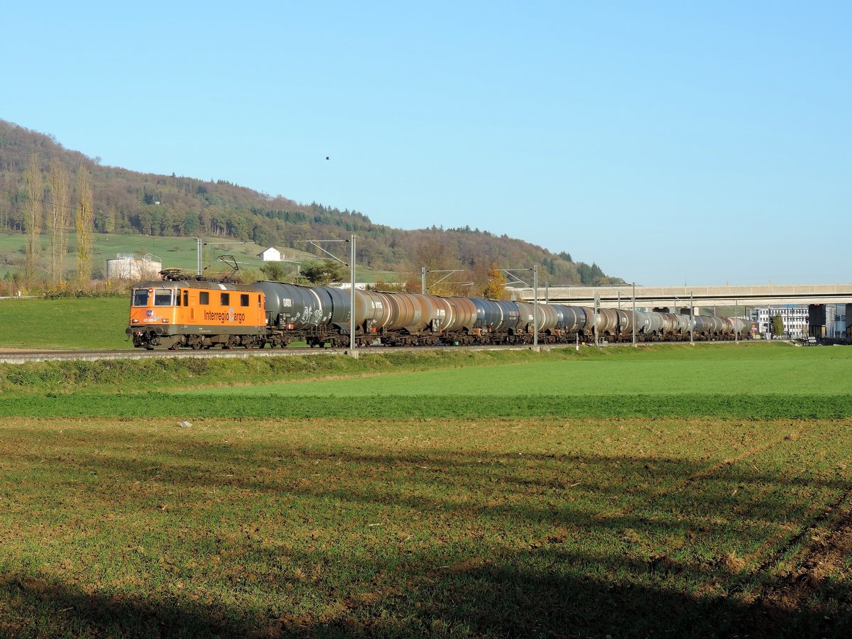 Sissach - 31.10.17 : Railcare Lok Re 420 320 mit einem Kesselzug.