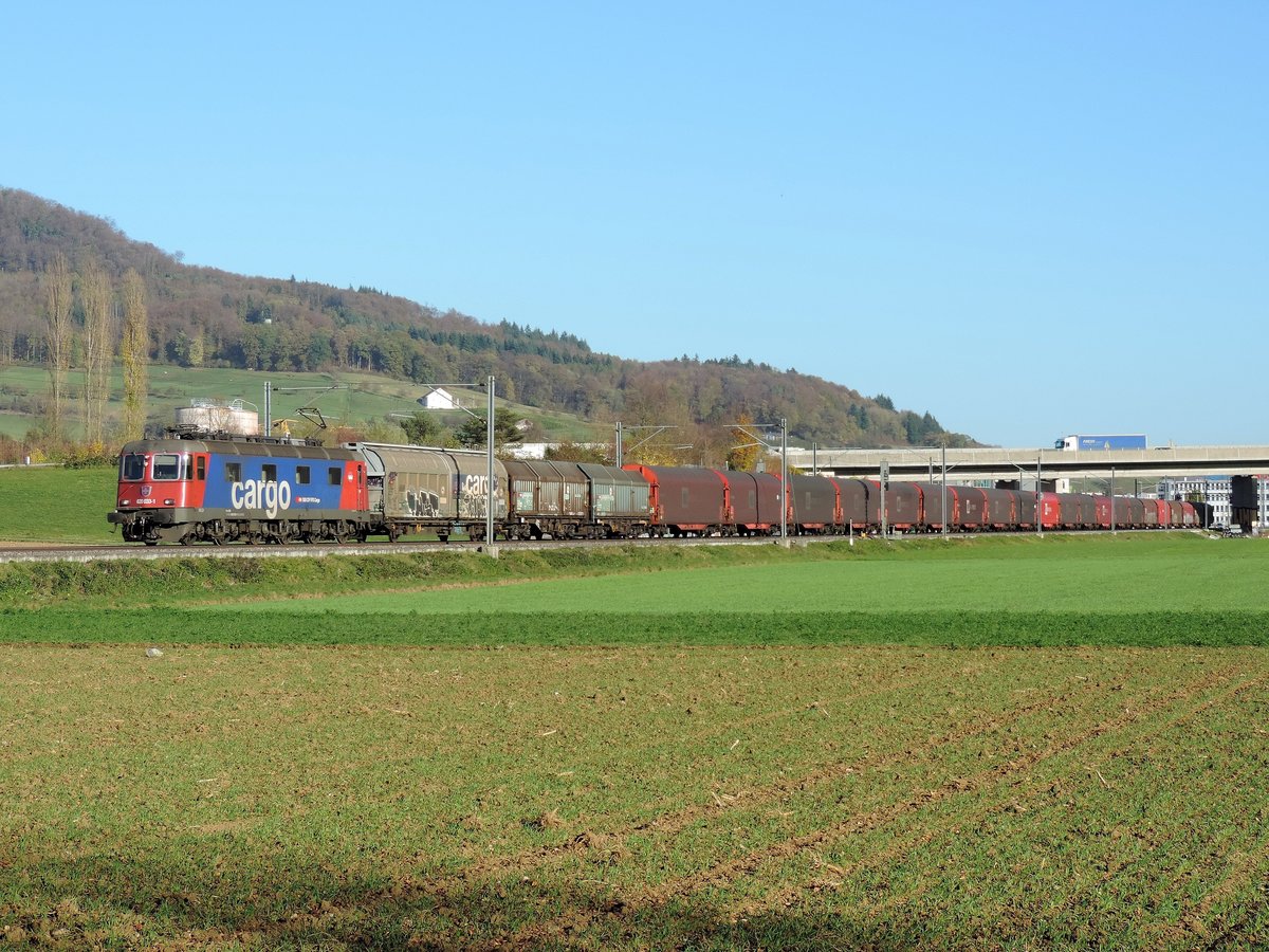 Sissach - 31.10.2017 : Re 620 033 mit einem Novelis Güterzug.