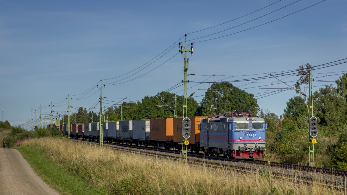 SJ RC4 1159 fährt mit einem Ganzzug aus zweiachsigen Containerflachwagen durch die Felder südlich von Falköping in Richtung Göteborg. (23.8.2013 *neue Version*)