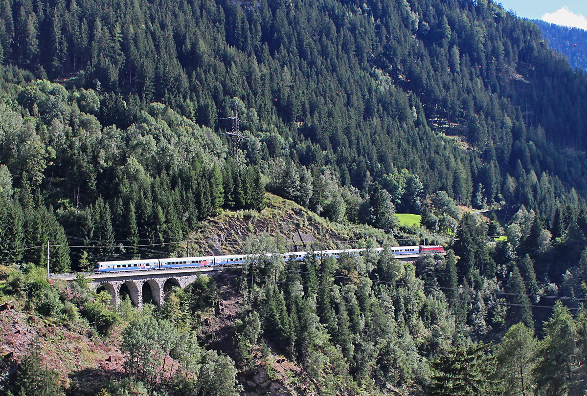 Ski Austria Railjet kommt am 05.09.2016 als RJ 661 (Bregenz - Flughafen Wien) die Ostrampe der Arlbergbahn hinab gefahren. Schublok ist die 1116 231-2. Aufnahme Endstand zwischen Strengen und Pians.