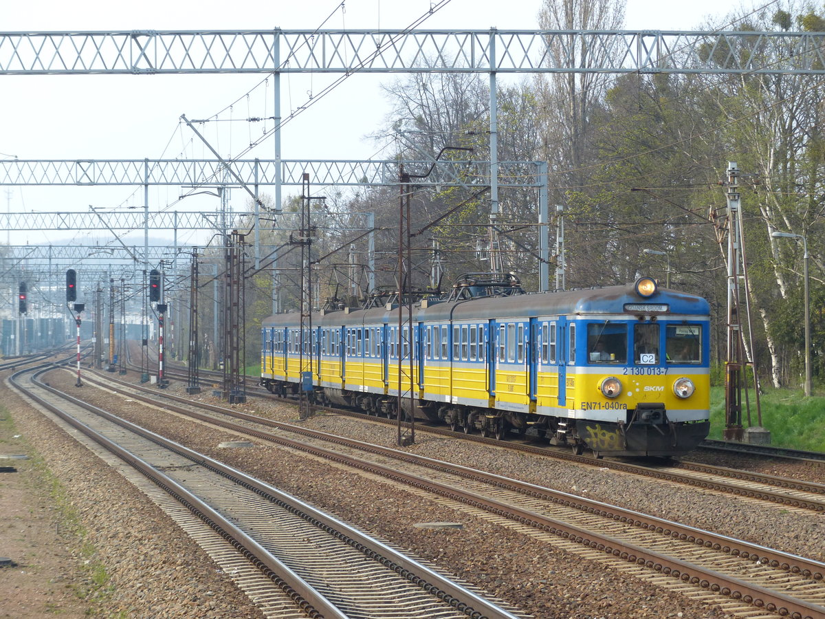 SKM in Gdynia Orłowo. Dieses S-Bahn-ähnliche System wird in recht dichten Takt mit Zügen der Reihen EN57 und EN71 (im Bild) betrieben. Die meisten Züge sind hochwertig modernisiert und kaum mehr als Altbauzüge zu erkennen. Hier lichtete ich eines der wenigen offenbar noch nicht modernisierten Fahrzeuge ab. 10.4.2017