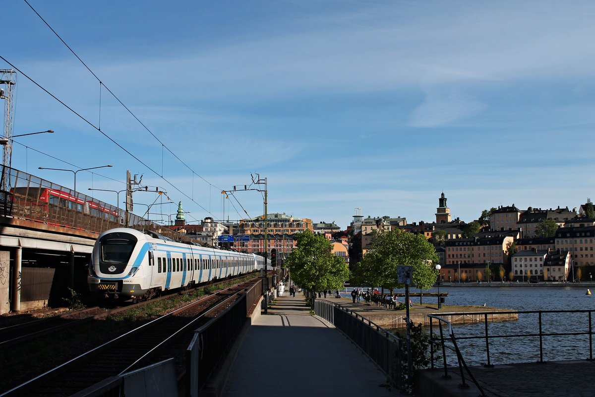 SL X60 6064 A1 am 29.05.2015 zusammen mit einer weiteren Einheit als Pendeltåg vor dem Panorama von Stockholm auf dem südlichen Teil der Centralbron gen Söderledstunneln.
