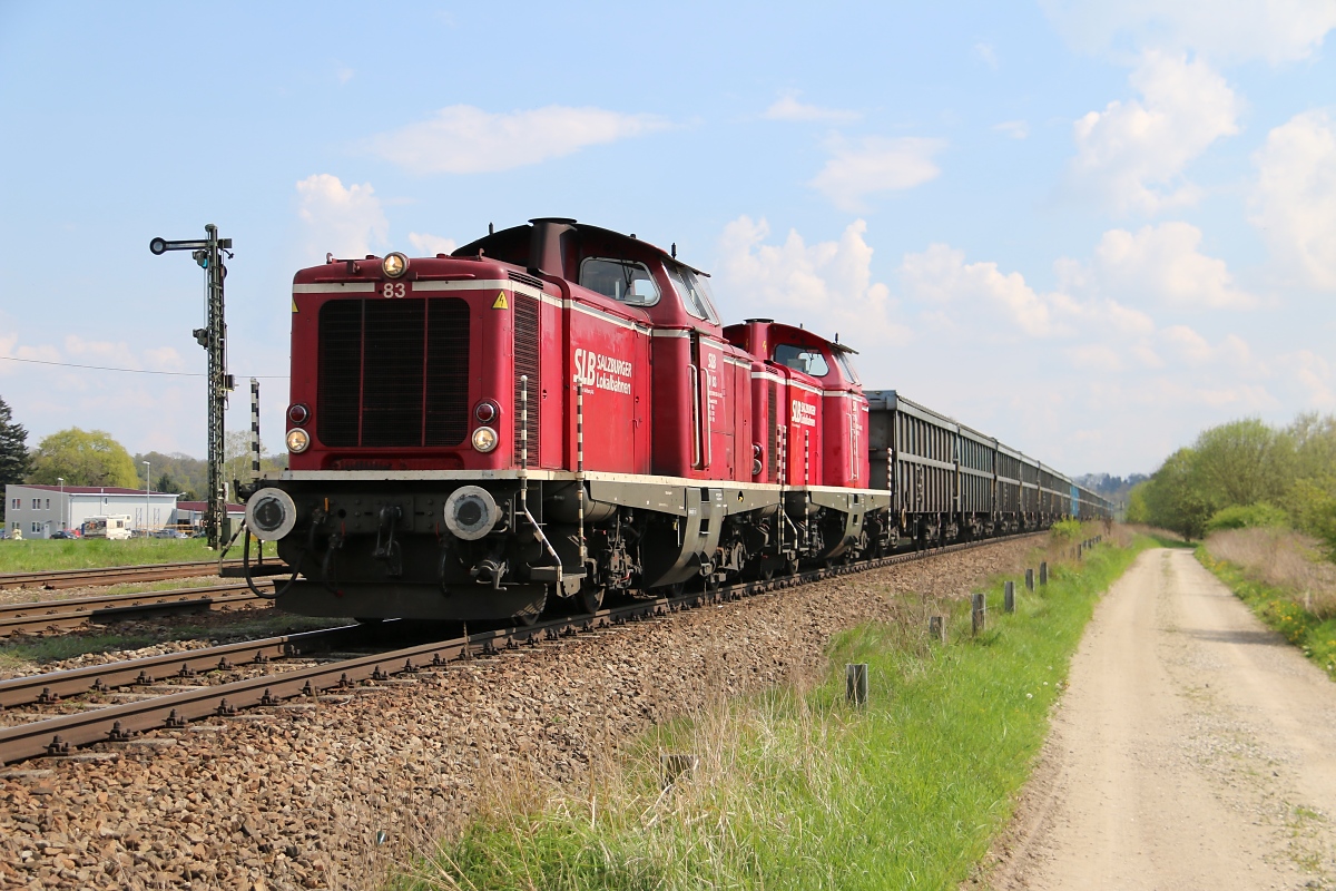 SLB 83 (2000 083-3) und SLB 84 (2000 084-1) mit einem Rolldachwagen-Ganzzug in Fahrtrichtung Mühldorf. Aufgenommen in Tüßling am 23.04.2014.