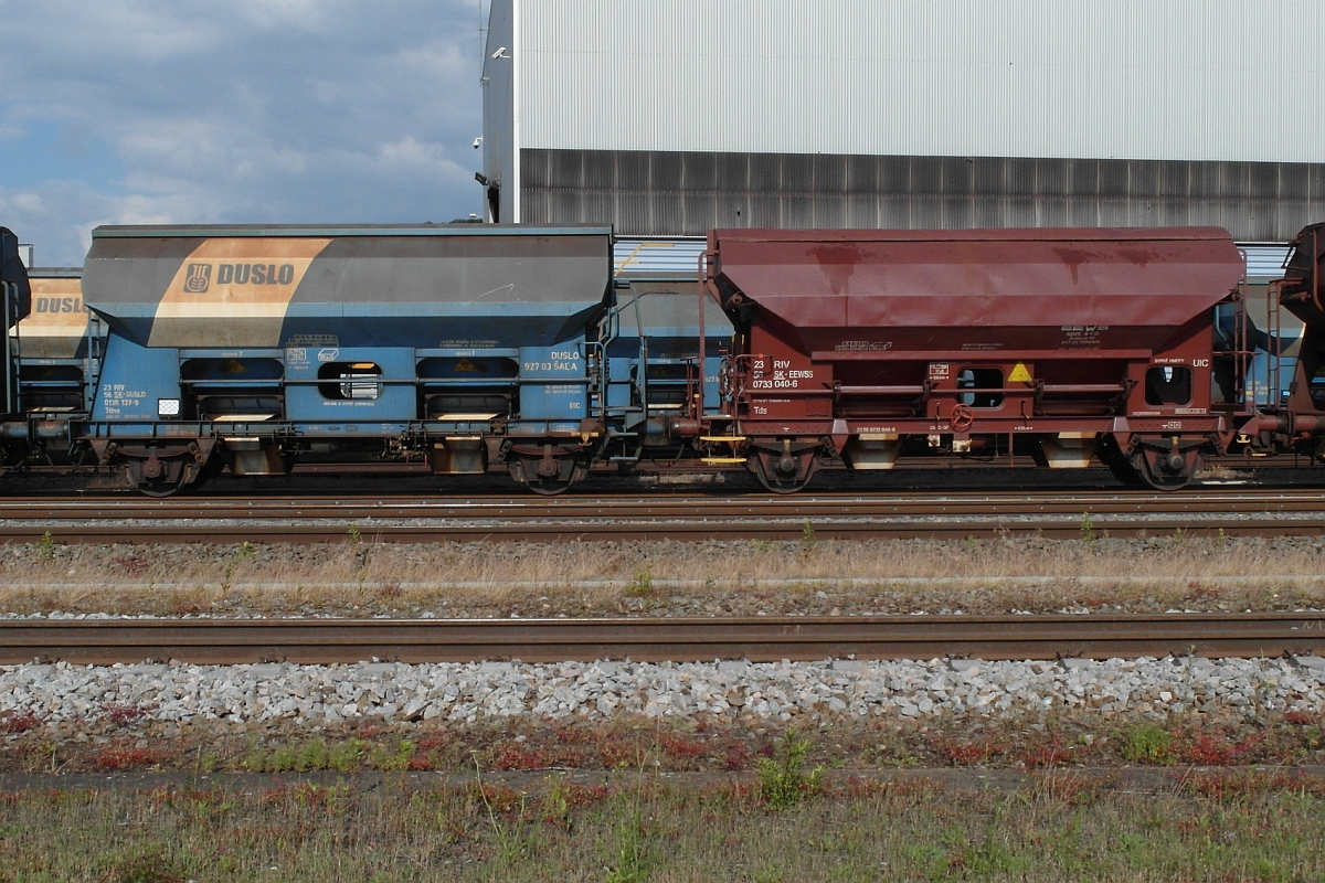 Slowakische Schttgutwagen der Gattung Tdns (23 56 0130 137-9) eingestellt bei DUSLO und Gattung Tds (23 56 0733 040-6) eingestellt bei EEWSS am 25.06.2014 in Biberach (Ri).