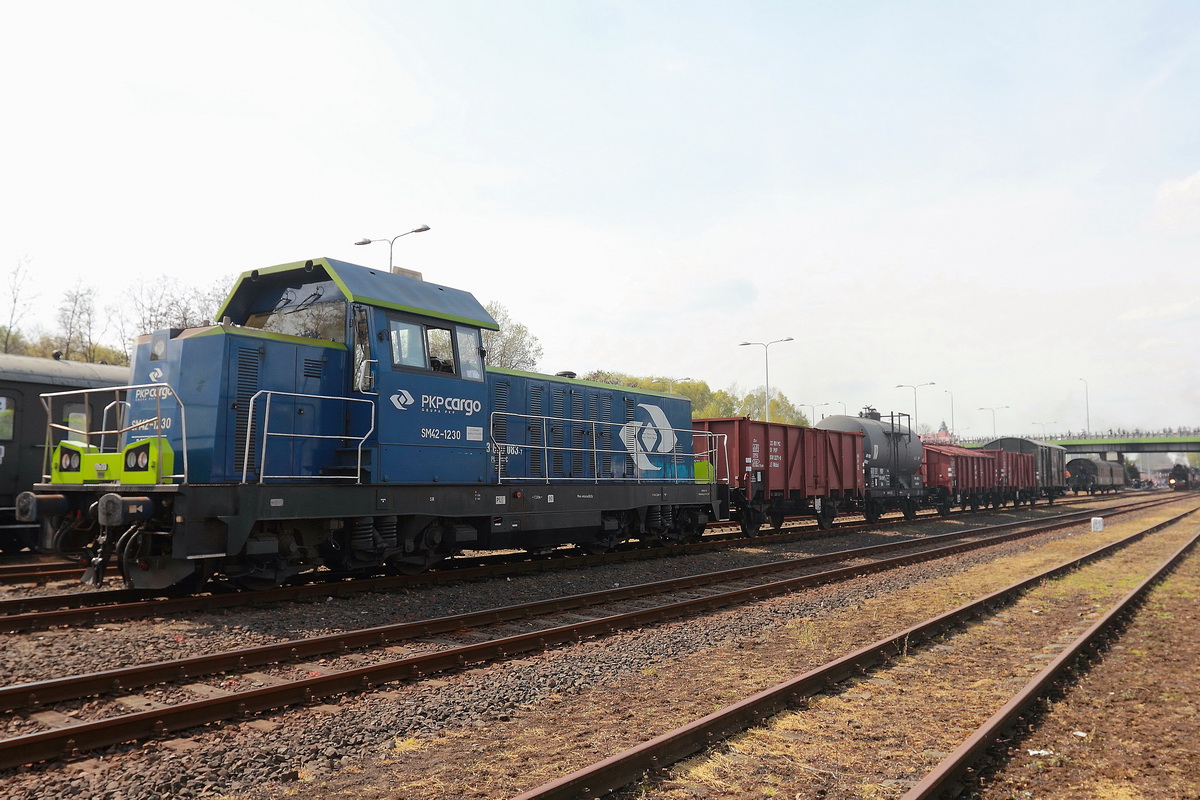 SM 42-1230 3 620 083-7 215 der P.K.P cargo LOGISTICS bei der Dampflokparade in Wolsztyn am 30. April 2016 mit einem historischen Güterzug als  Nachhut .