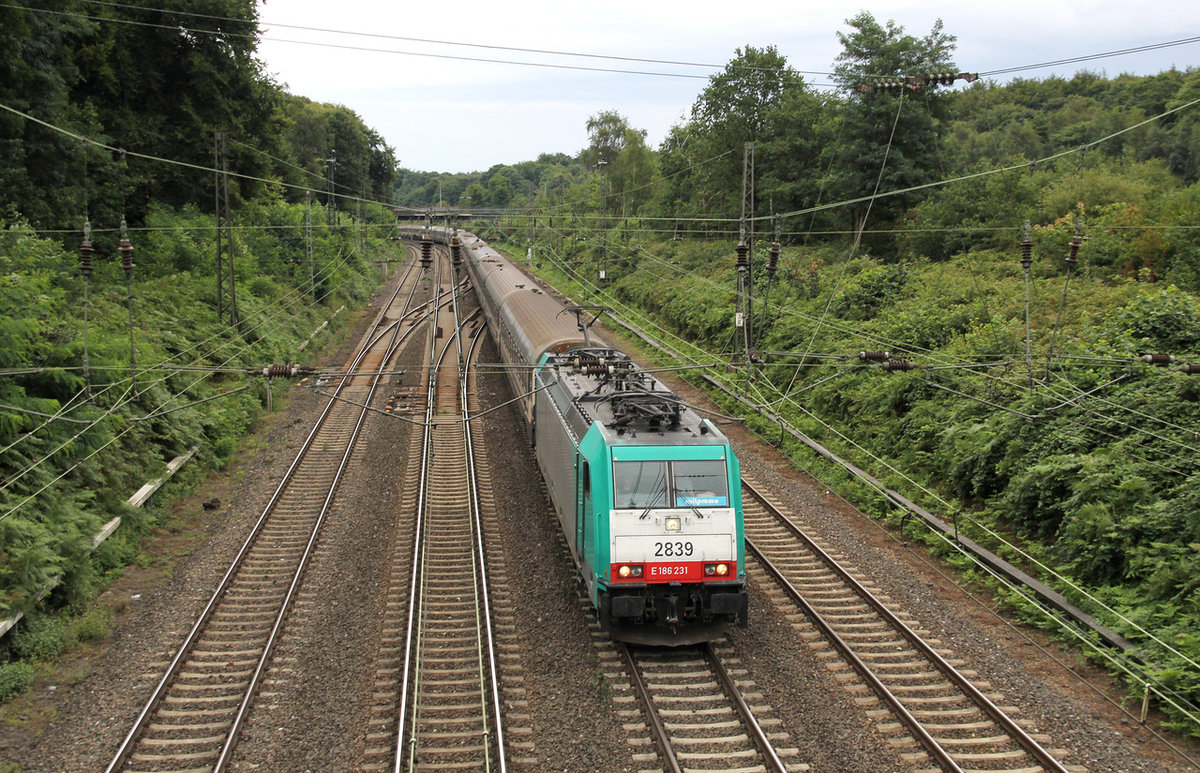 SNCB 2839 durchfährt den Abzweig Lotharstraße in Duisburg.
Das Bild wurde am 8. August 2017 aufgenommen.
Der Sonderzug fuhr von Amersfoort nach Budapest unterwegs.
Ein Gruß geht an das Personal auf der Lok das per Makrofon gegrüßt hat.