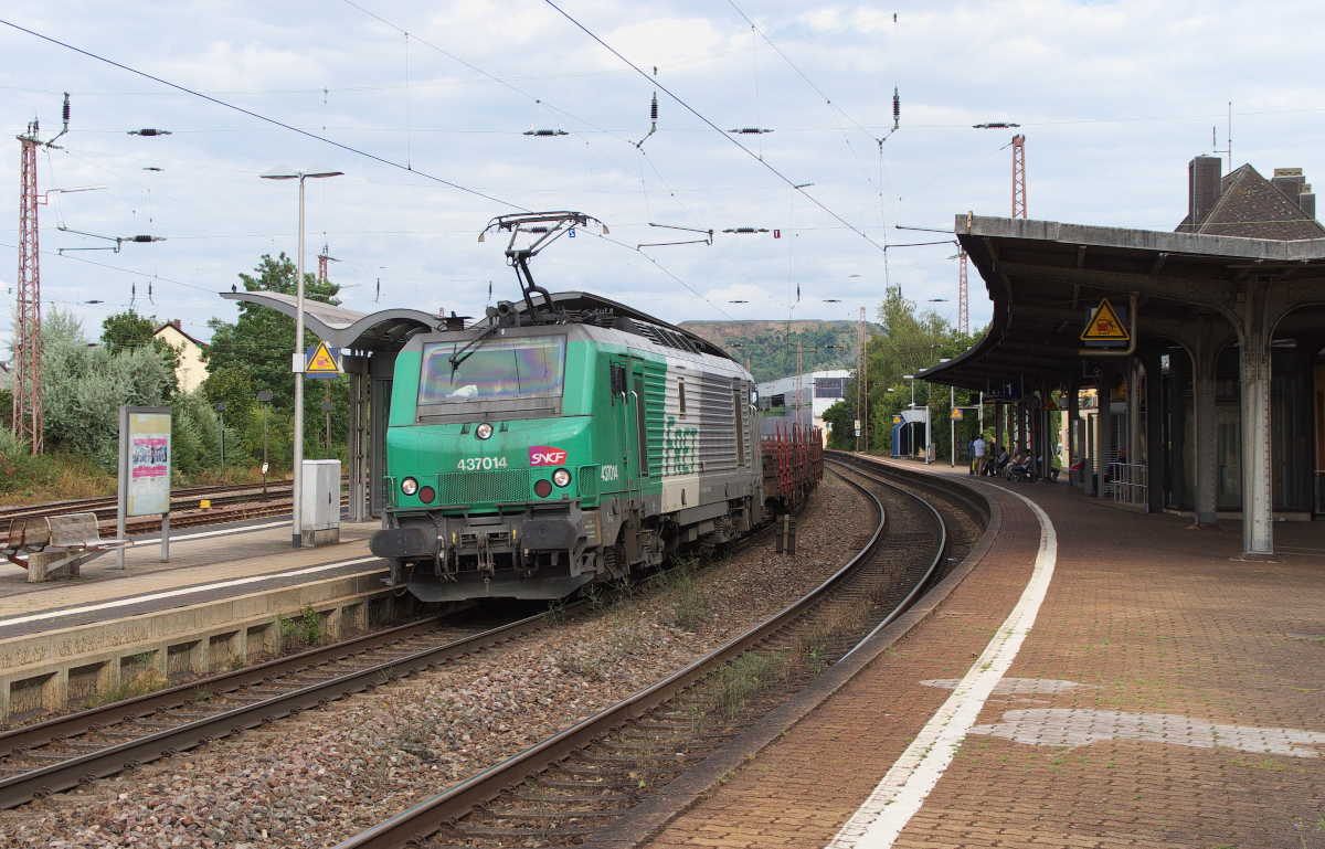 SNCF 4 37014 bringt leere Wagen aus Dünkirchen zur Dillinger Hütte. Täglich pendelt der Brammenzug zwischen Dillingen Hütte und Dünkirchen. Bahnstrecke 3230 Saarbrücken - Karthaus in Saarlouis Hbf. am 27.07.2015
