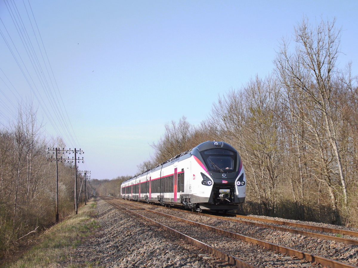 SNCF-B85021+B85022(IC111) fährt als Zug Intercité1543 (Paris-Est 13:12 - Vesoul 16:33) seinem Ziel entgegen.
Dies ist ein neuer Triebzug des Typs Alstom Régiolis. Das Fahrzeug ist bivalent und bimodal. Es kann in Dieseltraktion und elektrisch unter beiden in Frankreich existierenden Stromsystemen verkehren. Die Baureihe B85000 ist die Intercity-Version dieses Typs, welcher auf der französischen Ligne 4, der Ostbahn Paris-Belfort(-Mulhouse), die bisherigen von Großdiesellok gezogenen Wagenzüge ersetzt.

25.03.2017 Fleurey-lès-Faverney(Port-d'Atelier) 
