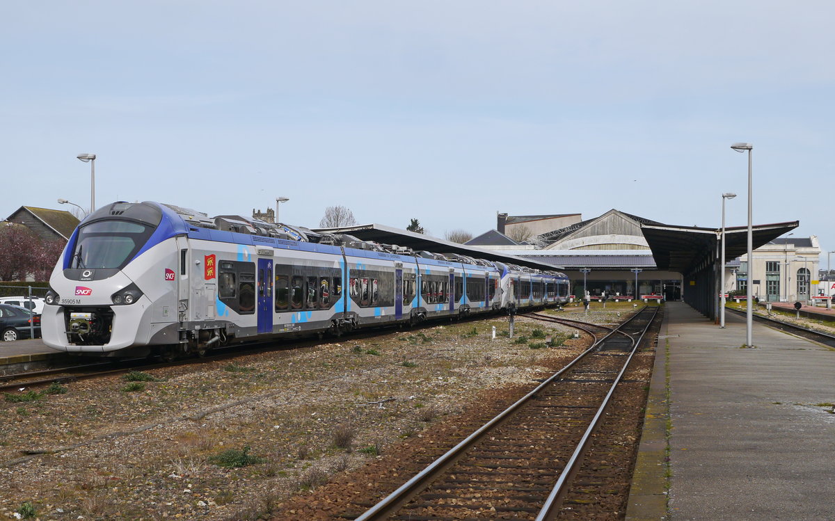 SNCF-B85905M+B85913M. 
Die beiden bimodalen Triebzüge des Typs Régiolis mit Intercités-Austattung wurden 2015 von Alstom für den Einsatz bei TER-Haute-Normandie gebaut und am 09.09.2015 sowie am 07.01.2016 in Dienst gestellt. Sie sind 4-teilig (M=Moyenne=Mittellang) ausgeführt.

30.03.2016 Dieppe