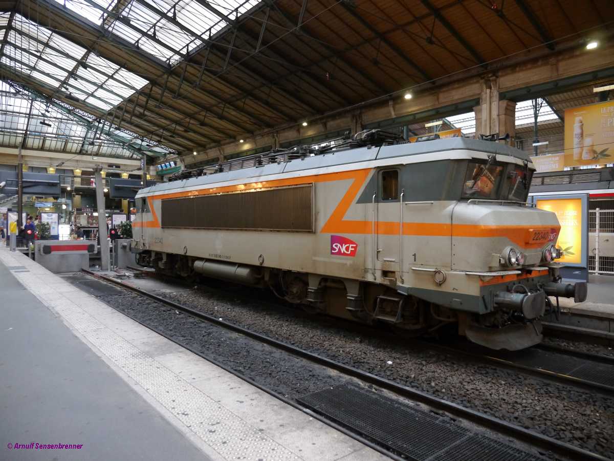 SNCF-BB22340 im klassischer betongrau-orange Lackierung. 


Paris-Nord 2014-07-18 