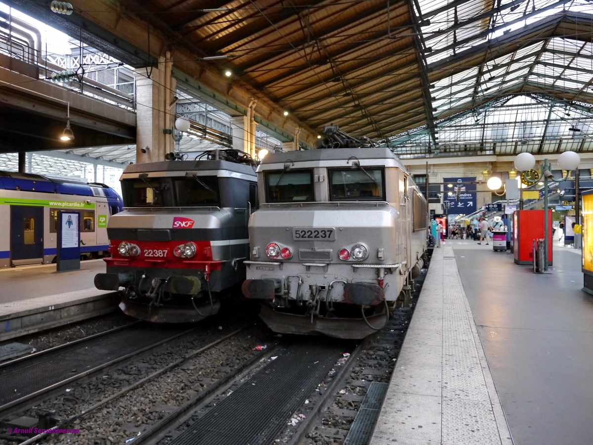 SNCF-BB22387 in Multiservice-Lack und SNCF-BB22237 in silbergrauer Fantôme-Lackierung.

Paris-Nord 2014-07-18 