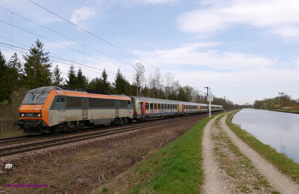 SNCF BB26143 zieht TER35022 (Strasbourg16:20-Nancy17:43) gen Lothringen. 

2013-04-15 Steinbourg am Rhein-Marne-Kanal