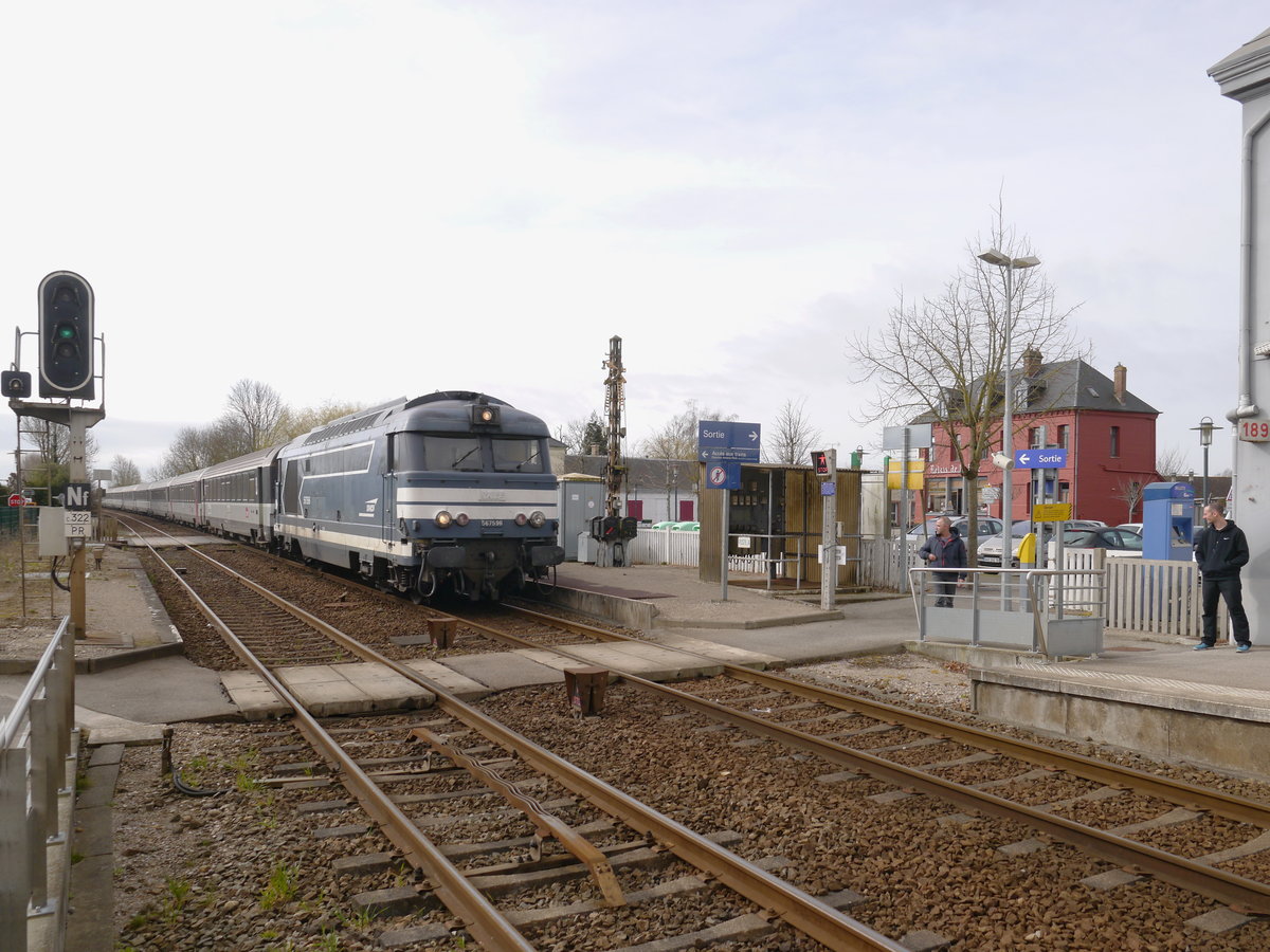 SNCF-BB67596 mit Intercité 2009 unterwegs von Paris über Amiens nach Boulogne.
Da die Strecke zwischen Amiens und Boulogne nicht durchgehend elektrifiziert ist kommen auf diesem Abschnitt weiter Dieselloks zum Einsatz.

Noyelles-sur-Mer 
26.03.2016