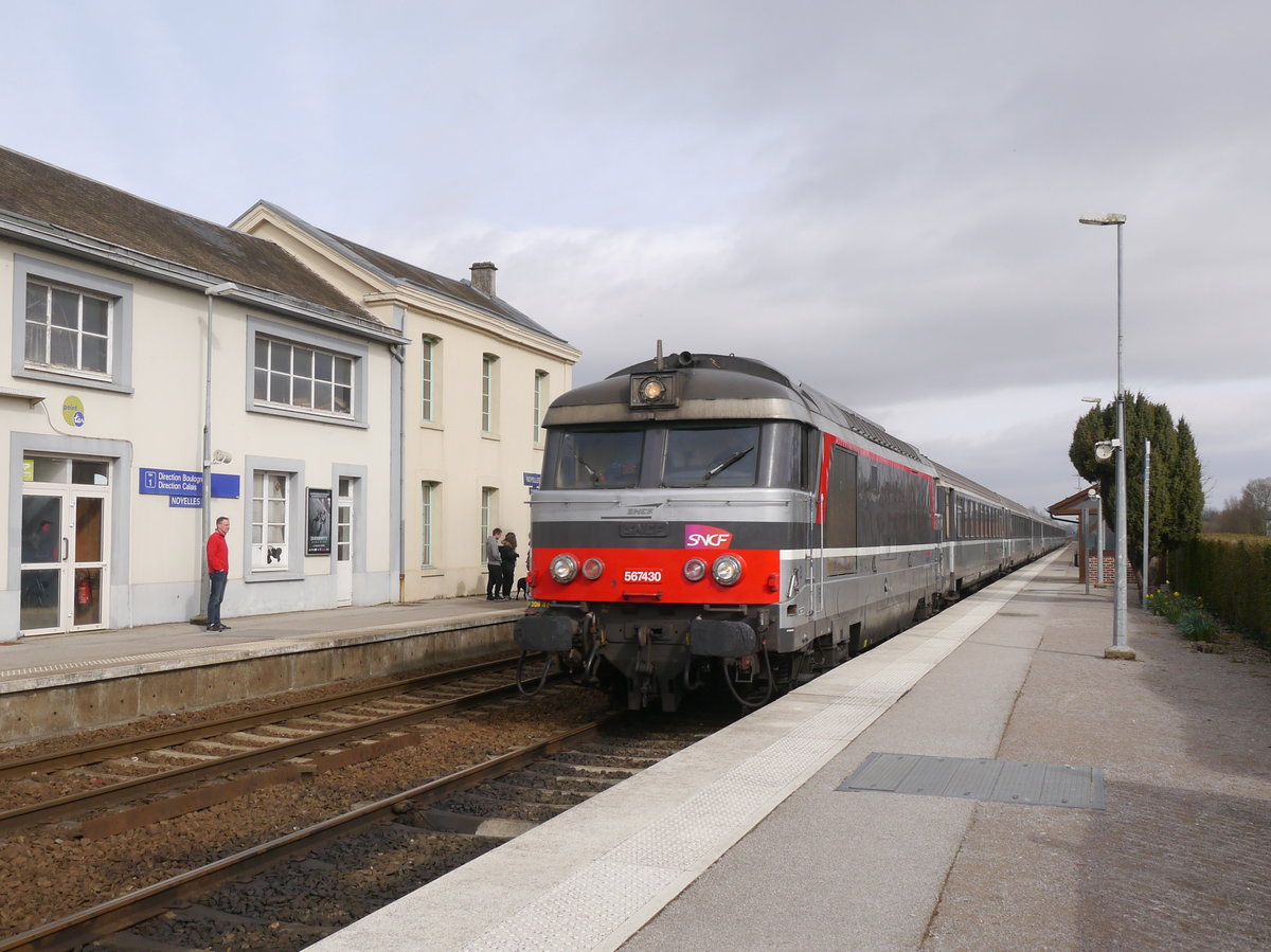 SNCF-BB67596 mit Intercité 2014 unterwegs von Boulogne Richtung Amiens und Paris.
Da die Strecke zwischen Boulogne und Amiens nicht durchgehend elektrifiziert ist kommen auf diesem Abschnitt weiter Dieselloks zum Einsatz.

Noyelles-sur-Mer 
26.03.2016